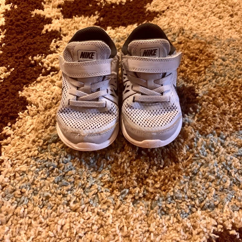 Nike tennis shoes size 7c - Picture 2 of 3